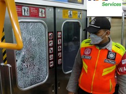 Penampakan Kaca KRL Berlubang Akibat Dilempar Batu di Stasiun Buaran