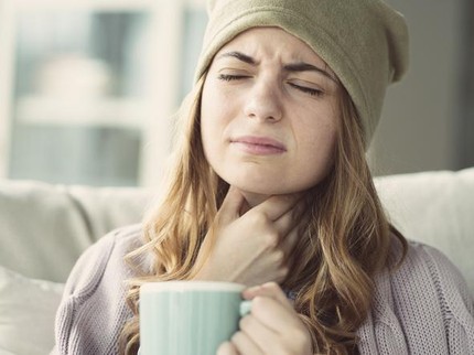 7 Cara Alami Bersihkan Lendir di Tenggorokan & Paru-paru, Coba Kumur Air Garam