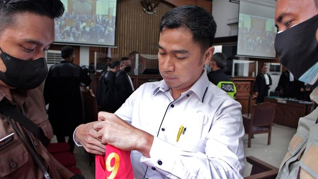 Empat ahli yang dihadirkan di persidangan berkaitan dengan psikologis dan hukum pidana atas tindakan yang dilakukan kliennya terkait kasus tersebut