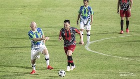 FOTO: Senyum Presiden FIFA dan Iwan Bule Saat Fun Football di Senayan