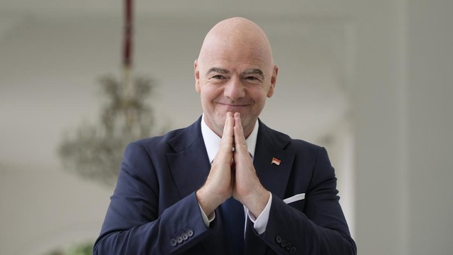 Presiden Joko Widodo akan memberikan tanda kehormatan untuk Presiden FIFA Gianni Infantino pada peringatan Hari Pahlawan di Istana Negara.