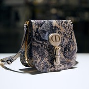 Pantas Mahal, Intip Proses Pembuatan Tas Dior Bobby Frame yang Berhiaskan Motif Cantik!