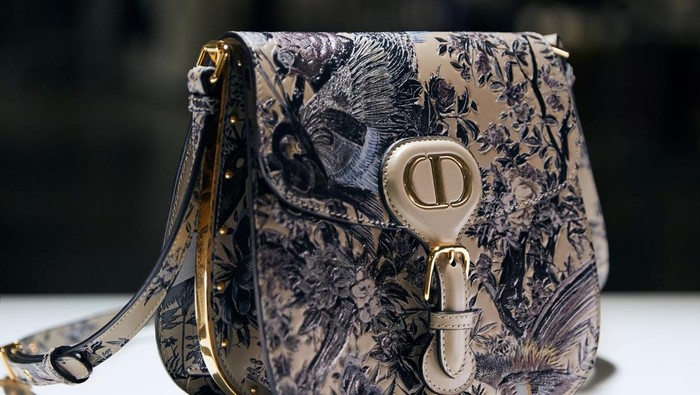Pantas Mahal, Intip Proses Pembuatan Tas Dior Bobby Frame yang Berhiaskan Motif Cantik!