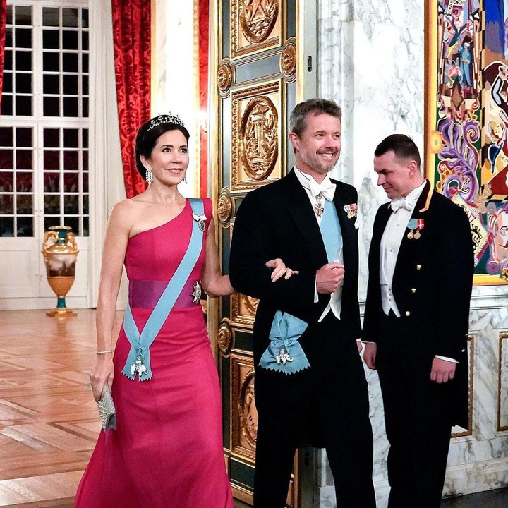 <p>Pernikahannya dengan Frederik pada tahun 2003 menyita perhatian media. Keduanya digambarkan sebagai wujud nyata dari dongeng versi modern dengan kisah cinta antara pangeran dan rakyat jelata. (Foto: Instagram @detdanskekongehus)<br /><br /><br /></p>