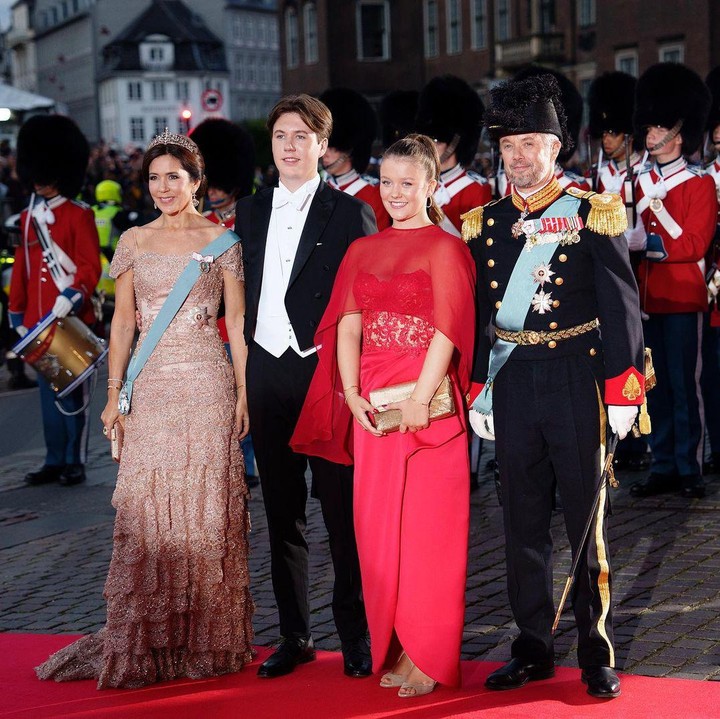 <p>Dari pernikahan tersebut, keduanya dikaruniai empat orang anak. Berikut potret Putri Mary bersama kedua anaknya, Pangeran Christian Valdemar Henri John dan <br />Putri Isabella Henrietta Ingrid Margrethe. (Foto: Instagram @detdanskekongehus)</p>