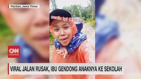 VIDEO: Viral Jalan Rusak, Ibu Gendong Anaknya ke Sekolah