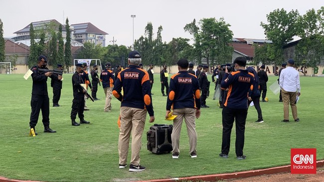 Hadir belasan Personel Brimob anak buah tersangka Danki Brimob Hasdarmawan. Mereka diperintah memperagakan adegan penembakan gas air mata.