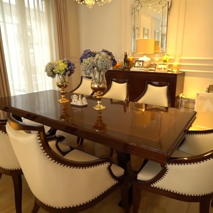 <p>Ruang makan rumah pemilik sambal legendaris ini dilengkapi ornamen gaya modern. Menambah karakter keseluruhan rumah Bu Rudy yang mewah. (Foto: YouTube Trans 7)</p>