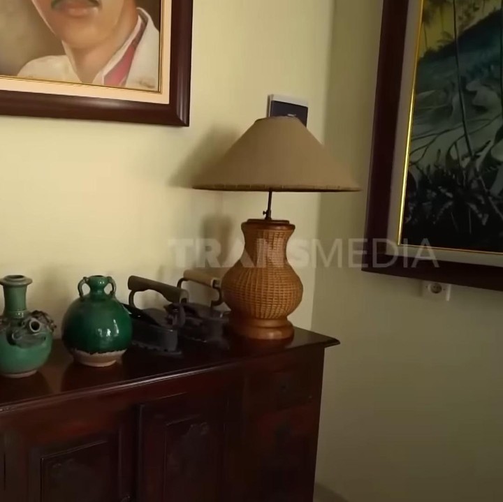 <p>Rumah kakek Gempita ini didominasi furnitur kayu, Bunda. Suasana rumahnya pun sangat bergaya rumah zaman dulu. (Foto: YouTube Trans 7)</p>