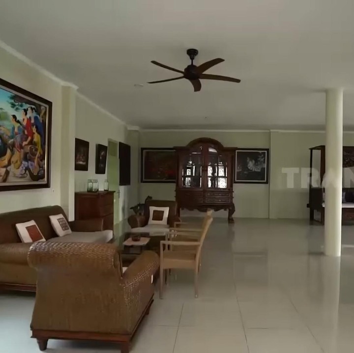 <p>Rumah Roy Marten dibeli pada tahun 1991 dengan luas 5000 meter persegi seharga Rp100.000,00 per meter. Beberapa tahun belakangan, aktor senior ini melepas 1000 meter persegi tanahnya. (Foto: YouTube Trans 7)</p>