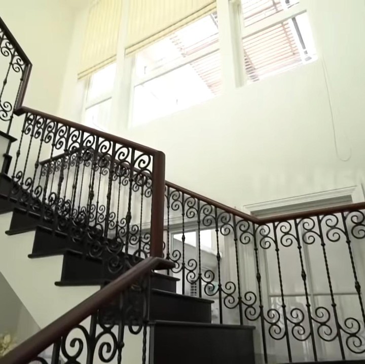 <p>Selain itu, tangga rumah Bu Rudy juga setema modern klasik. Bu Rudy membangun usahanya dari 0 hingga sukses sampai sekarang. Rumah ini merupakan hasil kerja kerasnya berjualan sambal selama bertahun-tahun, Bunda. (Foto: YouTube Trans 7)</p>