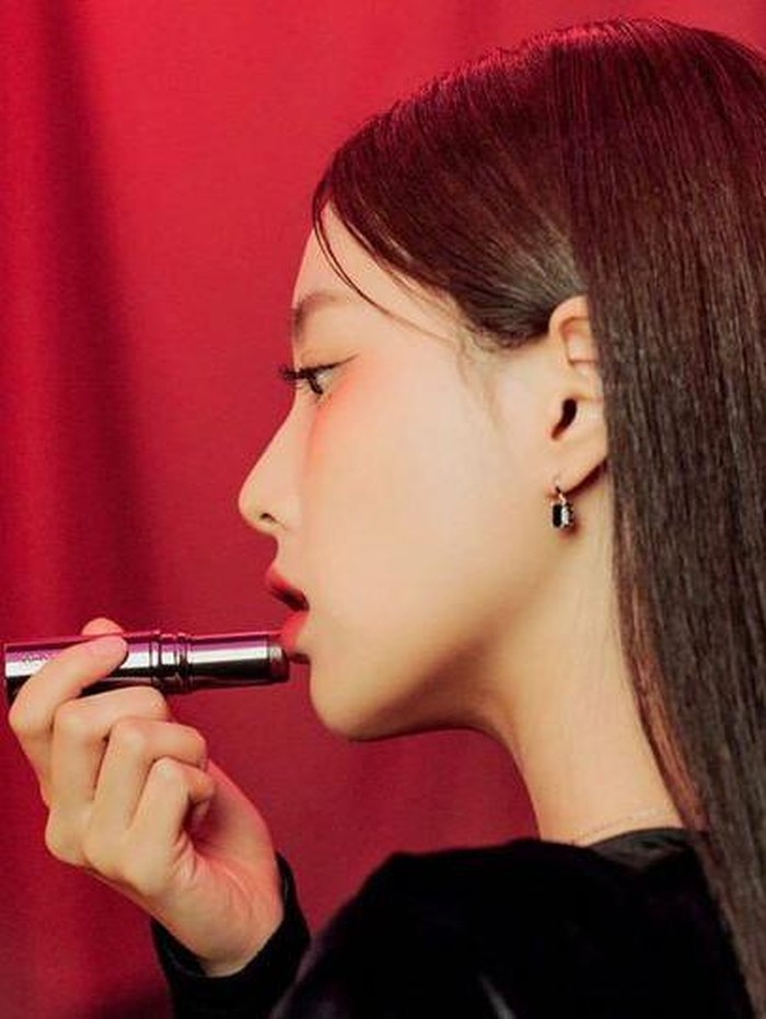 Selain menggandeng Kang Hye Won sebagai wajah baru brand mereka, ma:nyo juga merilis produk lip balm baru dengan nama NO MERCY Spell Mood Stick./ foto: instagram.com/manyoofficial