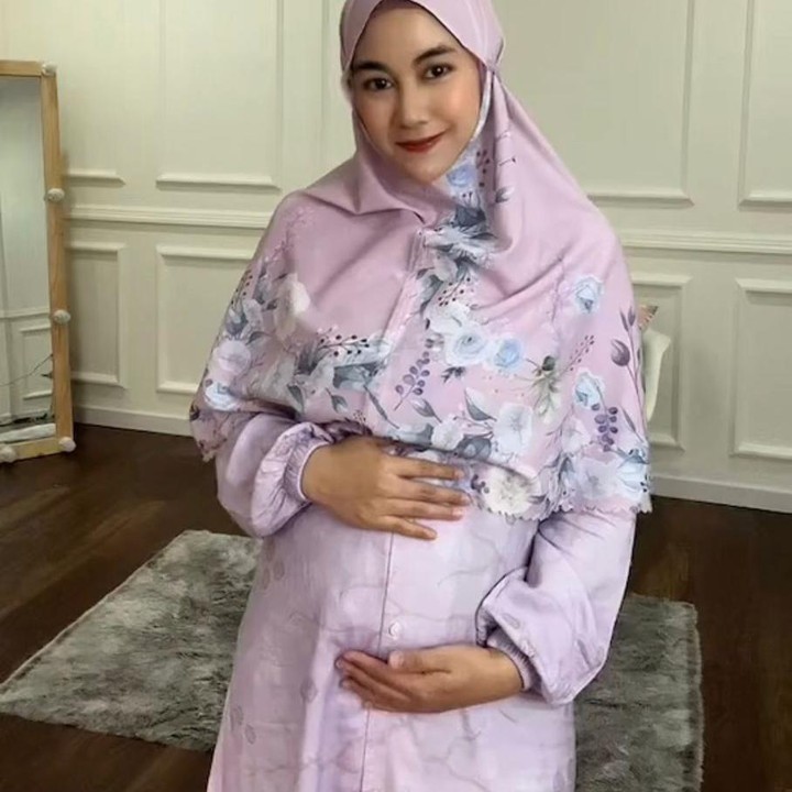 <p>Selanjutnya ada foto saat usia kandungannya berusia tiga bulan nih Bunda. Kehamilan Anisa ini telah ia dan suaminya nantikan sejak empat tahun lalu. Akhirnya keinginan mereka bisa terwujud juga ya Bunda. (Foto: instagram @anisarahma_12)</p>