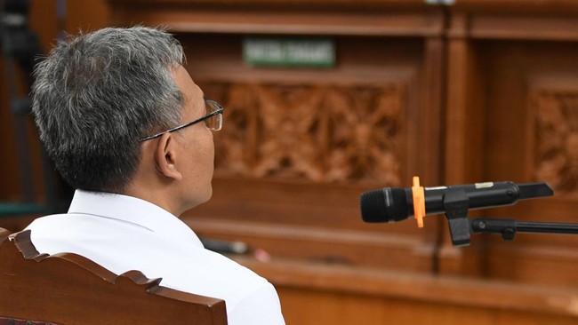 Kombes Agus Nurpatria didakwa merintangi penyidikan kasus pembunuhan berencana Brigadir J. Ia tak mengajukan eksepsi atas dakwaan JPU.