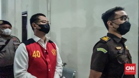 img-title Orang Tua Menangis dan Peluk Irfan Widyanto Jelang Sidang Vonis