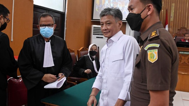 Para terdakwa didakwa mengambil dan menghancurkan rekaman CCTV vital yang berada di sekitar Rumah Dinas Sambo yang menjadi TKP pembunuhan Brigadir J.