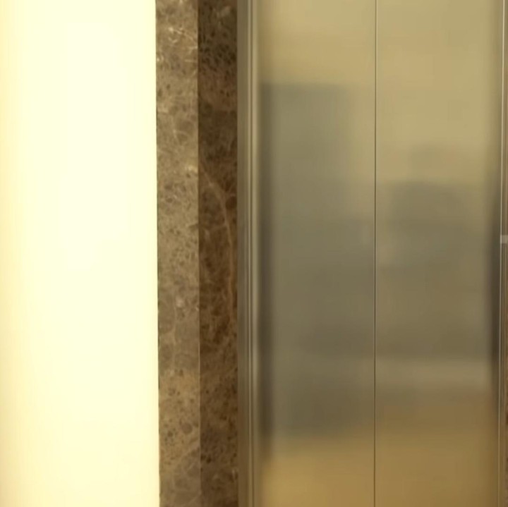 <p>Tak tanggung-tanggung, di dalam rumahnya ada lift, Bunda. “Aku tanya (ke Pak Rudy) untuk apa? Dia bilang, ‘kamu besok kalau sudah tua gak bisa naik ke atas. Jadi pasang lift’,” cerita Bu Rudy di acara Sobat Misqueen. (Foto: YouTube Trans 7)</p>