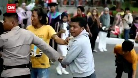 VIDEO: 2 Kelompok Tukang Foto Adu Jotos Saat Wisuda Di UNM