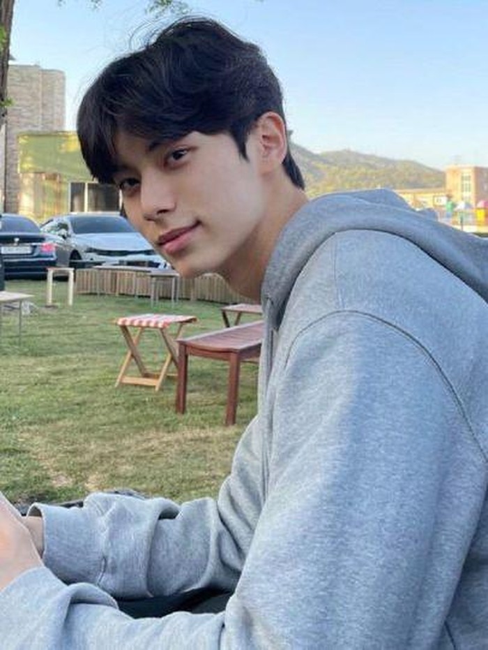 Tidak hanya akting, Lee Chae Min juga mengutamakan pendidikannya. Saat ini ia sedang berkuliah di Korea National University of Arts jurusan Akting, Beauties./ foto: instagram.com/l.c.m___