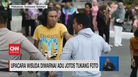 img-title VIDEO: Upacara Wisuda Diwarnai Adu Jotos Tukang Foto