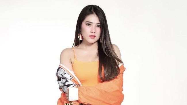 Pedangdut Via Vallen membagikan kabar bahagia bahwa ia telah melahirkan anak pertama yang berjenis kelamin laki-laki.