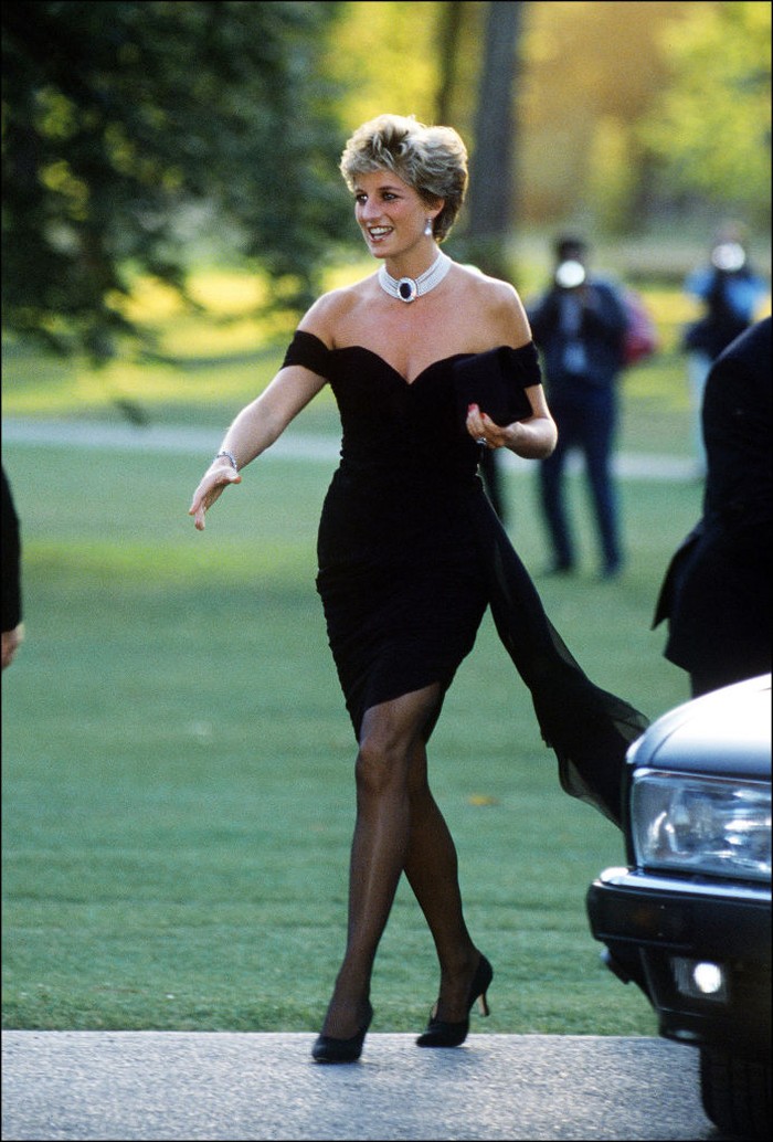 Sebagai pembanding, berikut potret Putri Diana saat memakai gaun kontroversial tersebut. Gaun ini dipakai Diana usai wawancara yang dilakukan Pangeran Charles yang mana ia mengakui perselingkuhannya kala itu. Foto: Getty Images/Princess Diana Archive