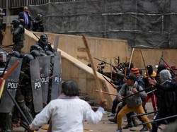 Video: Aksi Protes Dekat Kedubes AS di Bogota Ricuh, Demonstran Tembakkan Panah Video: Aksi Protes Dekat Kedubes AS di Bogota Ricuh, Demonstran Tembakkan Panah