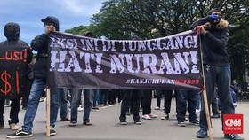 Desak Usut Tuntas Tragedi Kanjuruhan, Aremania Bawa Keranda ke Balkot