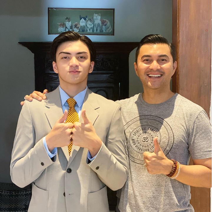 <p>Bagai pinang dibelah dua, penampilan Arka mirip seperti sang Ayah, nih. "Mirip bapaknya," komentar akun netizen @shela***** (Foto: Instagram)</p>