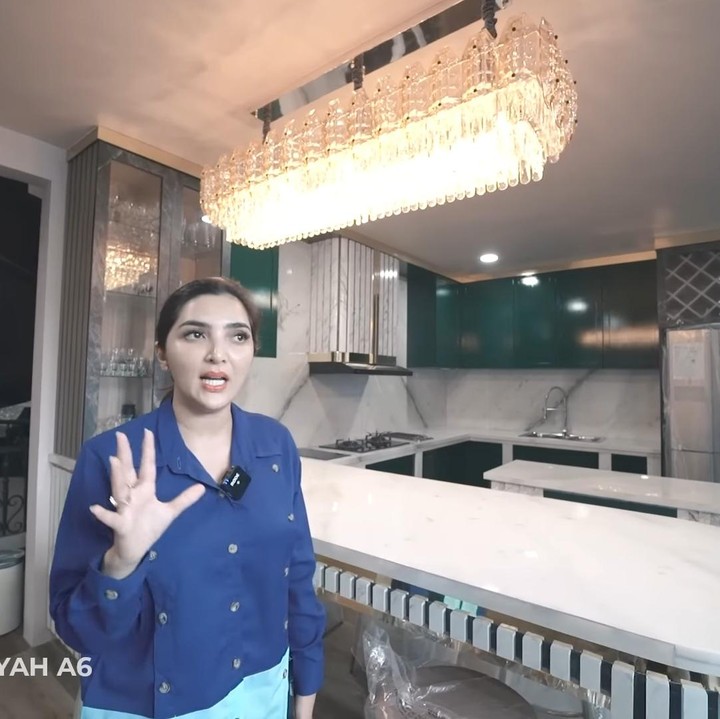 <p>Ashanty paling suka pantry di rumahnya, Bun. “Kalo dulu sama Aurel, sama semua ngumpulnya pasti di pantry, makan, makan, makan aja. Jadi paling seneng, lah ngumpulnya di pantry,” jelas Ashanty.(Foto: YouTube The Hermansyah A6)</p>