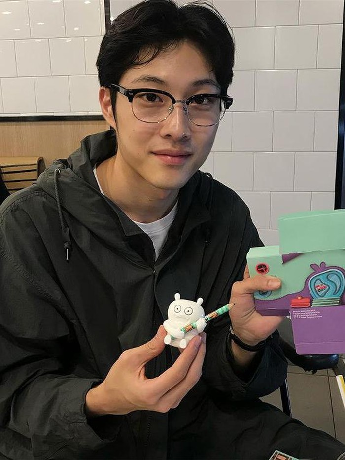 Bagi kamu penggemar Jong Won, kini tak usah cemas akan ditinggal wamil, lantaran sebelum memulai debutnya ia sudah menjalani wajib militer tahun 2015./ Foto: instagram.com/wonjong_