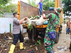 Gotong Royong Polisi TNI Tuntaskan Sampah Banjir Banyuwangi