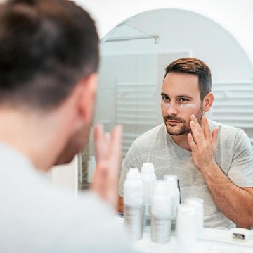 img-title Pasangan Juga Butuh Skincare! Ini Skincare Pria dari 6 Brand yang Bisa Jadi Inspirasi Kado Untuknya!