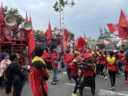 Momen Buruh Demo Tolak BBM Naik Dangdutan di Patung Kuda Jakpus