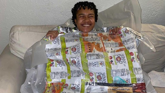 Inspiratif! Perempuan Ini Sulap Kemasan Snack Jadi Kantong Tidur untuk Para Tunawisma