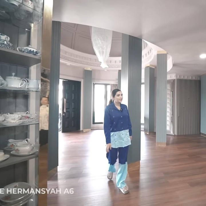 <p>Dari pintu masuk, suasana mewah rumah Ashanty sudah terasa dengan dekorasi warna putih, abu-abu, dan cokelat. Semakin cantik, ya Bun. (Foto: YouTube The Hermansyah A6)</p>
