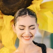 Davika Hoorne Menjelma Bak Peri Bunga Matahari di Acara Fan Meeting 2022