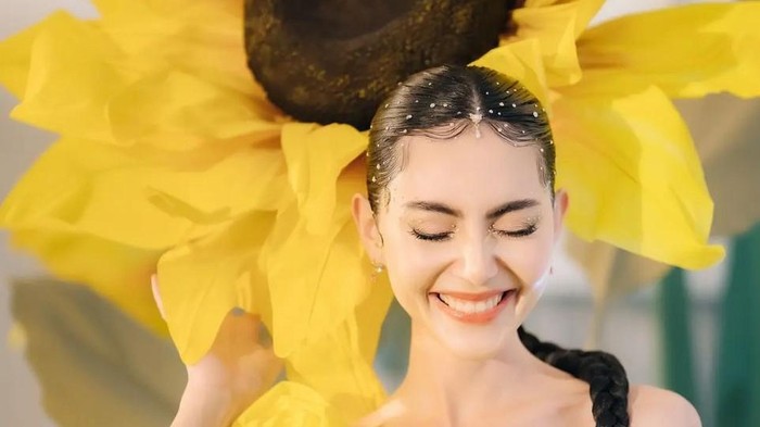 Davika Hoorne Menjelma Bak Peri Bunga Matahari di Acara Fan Meeting 2022