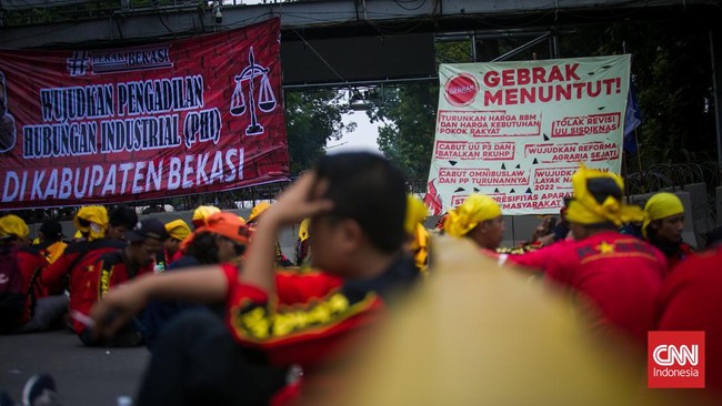 FOTO: Demo Buruh di Peringatan 8 Tahun Kepresidenan Jokowi