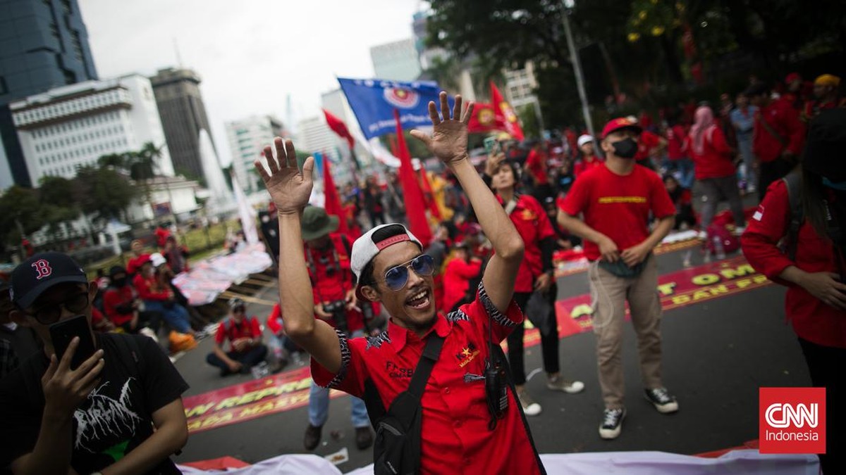 FOTO: Demo Buruh di Peringatan 8 Tahun Kepresidenan Jokowi