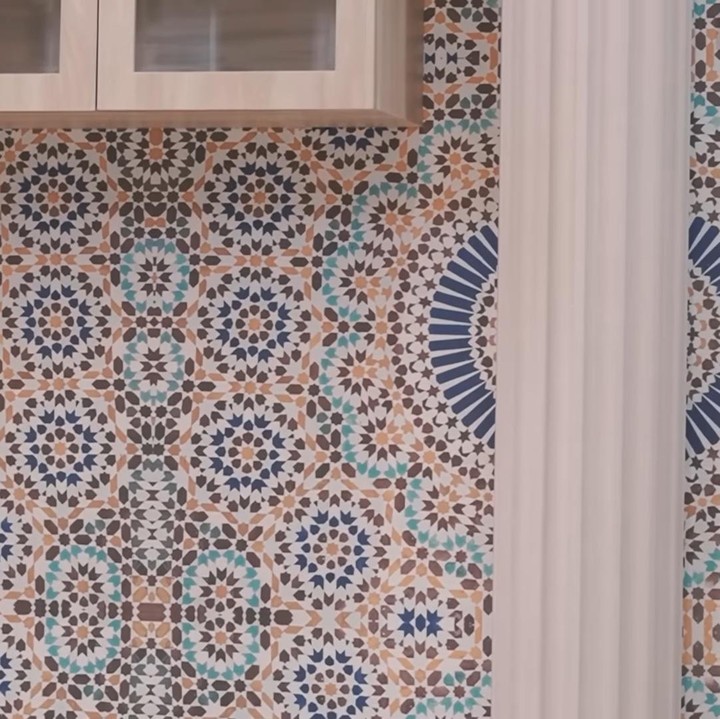 <p>Detail ruang ini didesain seperti suasana di Maroko. Wallpaper di ruang Maroko dibuat khusus sesuai dengan keinginan Ashanty. (Foto: YouTube The Hermansyah A6)</p>