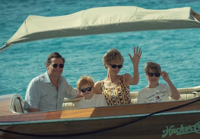 Di season 5 ini, turut disorot kehidupan masa kanak-kanak Pangeran William dan Harry. Terlihat Elizabeth menampilkan sisi gaya lain Putri Diana yang biasanya memakai gaun minimalis juga kadang memakai baju bermotif. Foto: Keith Bernstein/netflix
