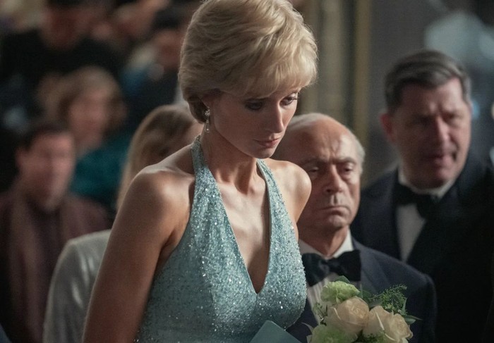 Salah satu busana ikonis Putri Diana yakni gaun biru berpotongan halter neck juga akan ditampilkan. Di sini Elizabeth Debicki semakin terlihat mirip ya Beauties. Foto: Keith Bernstein/netflix