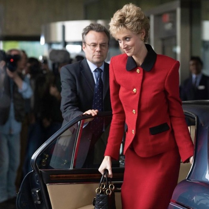 Alur cerita The Crown season 5 berfokus pada kehidupan Putri Diana di era '90an. Di era ini salah satu penampilan khas Putri Diana adalah model rambut pendeknya. Tampak Elizabeth Debicki terlihat mirip dengan setelan merah sembari menenteng tas Lady Dior. Foto: Keith Bernstein/netflix