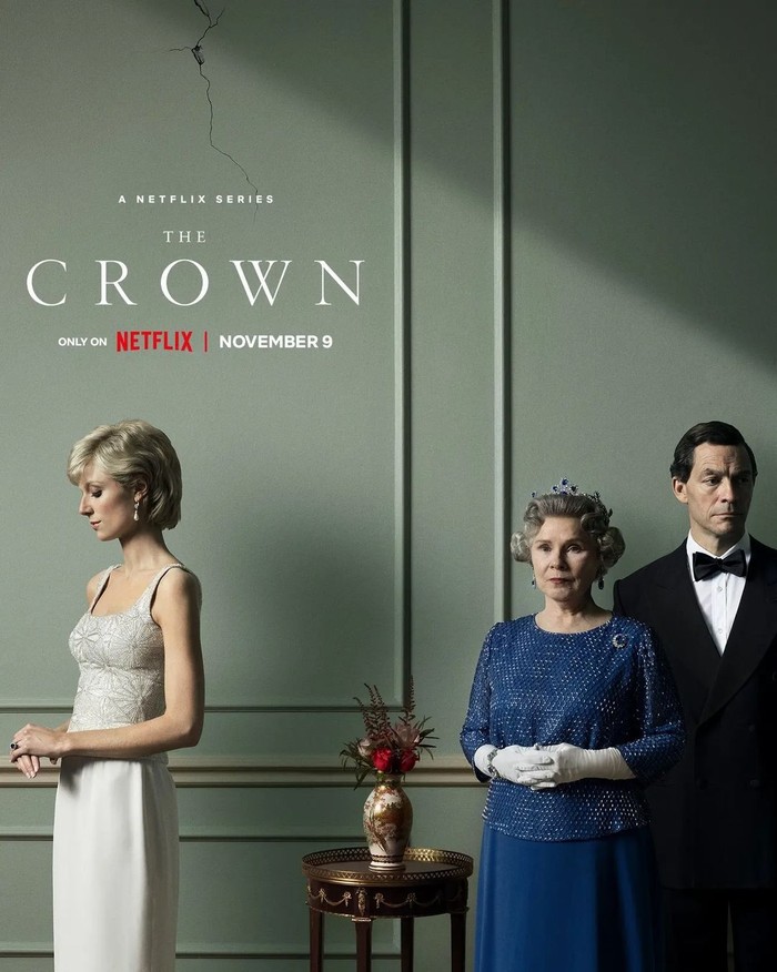 Pada poster yang dirilis Netflix, tampil Imelda Staunton yang memerankan Ratu Elizabeth II. Dari konsep foto di mana 'Putri Diana' berdiri berjauhan dengan mantan suami dan mertua, kamu tentu sudah bisa menebak plot yang akan dihadirkan. Foto: Keith Bernstein/netflix