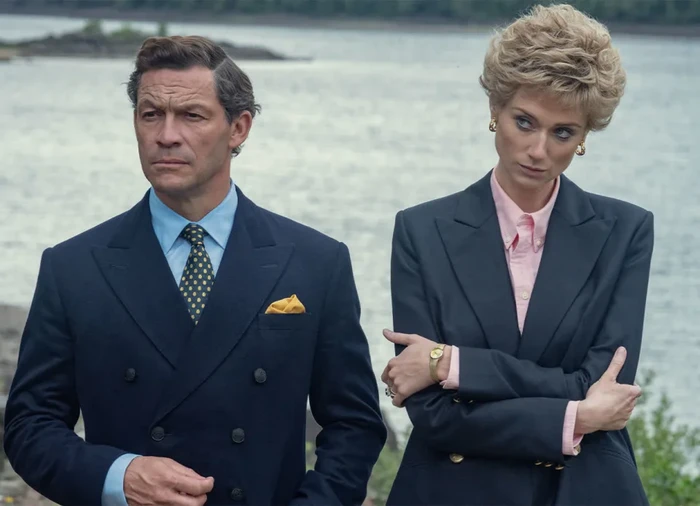 Pada teaser lain yang dirilis, tampak Elizabeth Debicki memakai blazer dan beradu akting dengan Dominic West yang memerankan Raja Charles III. Foto: Keith Bernstein/netflix
