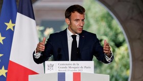 Macron Tonton Langsung Prancis vs Maroko, Aktivis Serukan Selawat Nabi