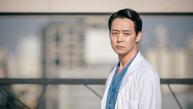 Film terbaru Park Yoo-chun batal tayang di bioskop buntut sang aktor dilarang promosi di Korea Selatan.