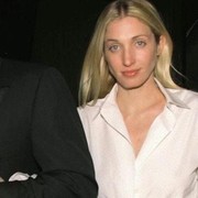 Jadi Panutan Kaia Gerber, Gaya Carolyn Bessette-Kennedy Pancarkan Aura Mahal dengan Gaya Minimalis
