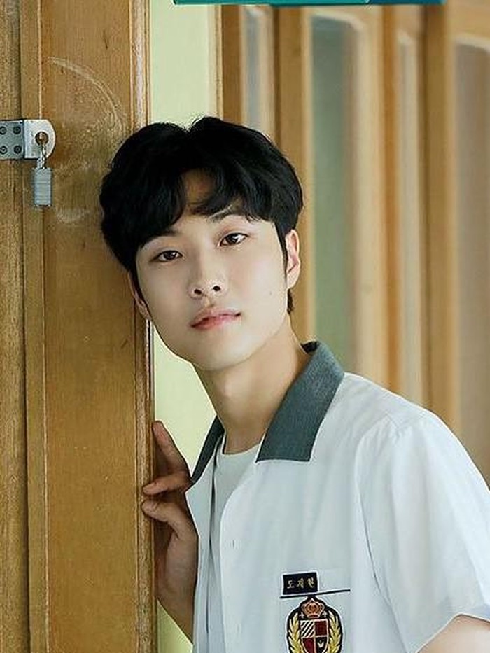 Ia memulai karir debut akting tahun 2018 lalu, melalui web drama ‘Go, Back Diary’ sebagai pemeran utama. Di tahun yang sama, ia pun terjun ke layar lebar dengan membintangi film What Are You Doing On Christmas?./ Foto: instagram.com/wonjong_